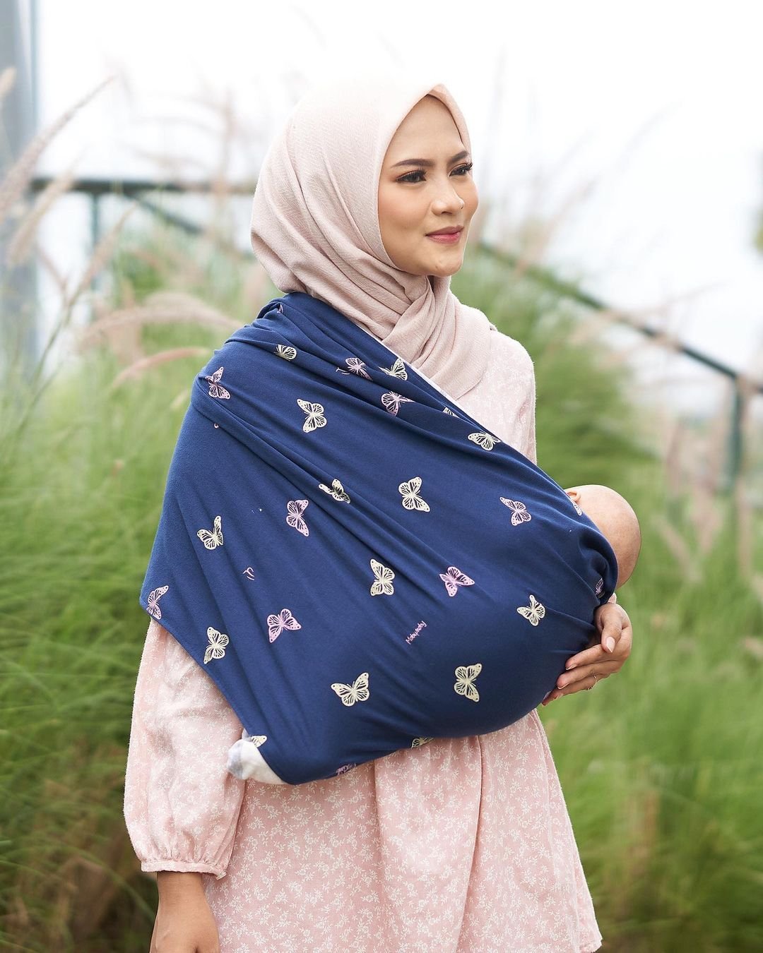 Read more about the article Moms, Ini Tips Memilih Gendongan Sesuai Usia Bayi